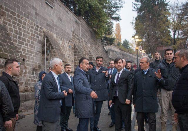 Vali Çağatay ilk ziyaretini esnafa yaptı