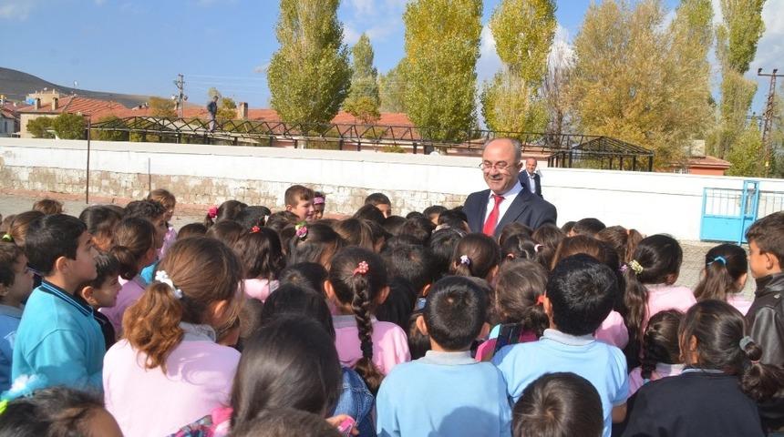 &Ccedil;ocuklardan Başkan G&uuml;lc&uuml;oğlu&rsquo;na sevgi seli