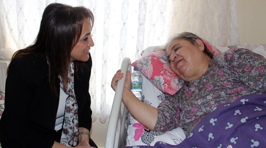 Sağlık M&uuml;d&uuml;rl&uuml;ğ&uuml;&rsquo;nden hastalara evine ziyaret