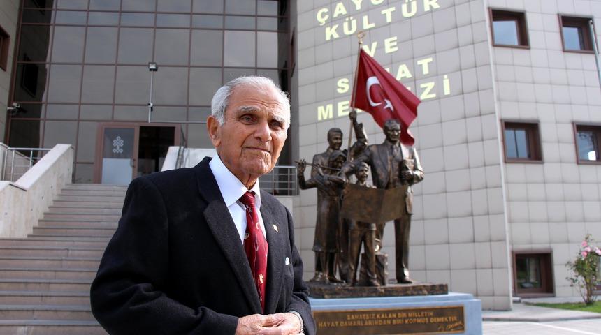 Atat&uuml;rk'e ve eğitime adanan bir &ouml;m&uuml;r