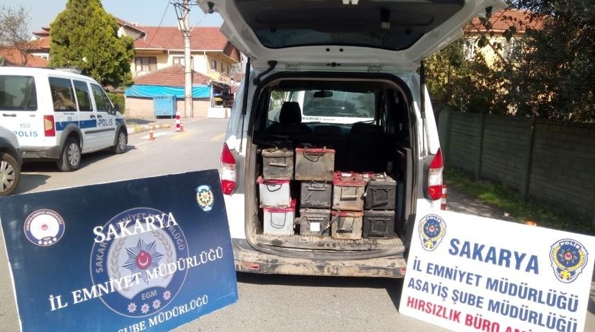 10 adet ak&uuml; &ccedil;alan 2 hırsız yakalandı