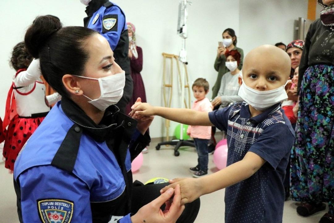 (&Ouml;zel) Kayseri emniyeti l&ouml;semili &ccedil;ocukları g&ouml;n&uuml;llerince eğlendirdi