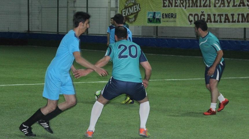 Meşin yuvarlak askıda ekmek i&ccedil;in ağlarla buluşuyor