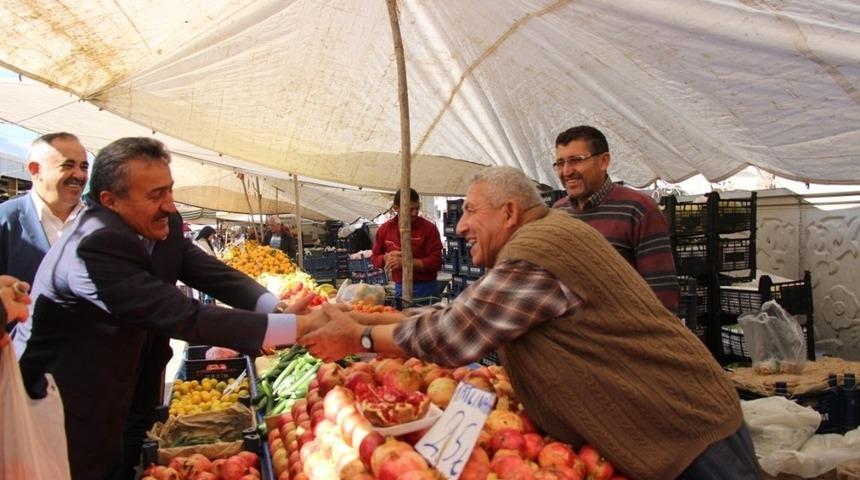 Başkan Tutal pazar esnafıyla buluştu