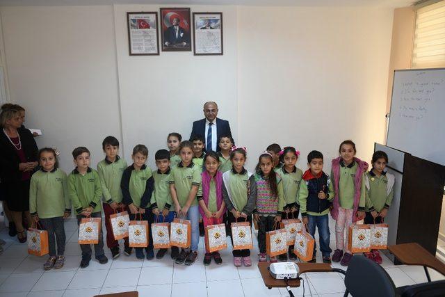 Destek kurslarına katılan öğrencilere kitaplar Başkan Arslan’dan