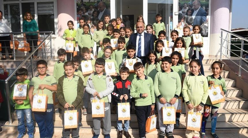 Destek kurslarına katılan &ouml;ğrencilere kitaplar Başkan Arslan&rsquo;dan