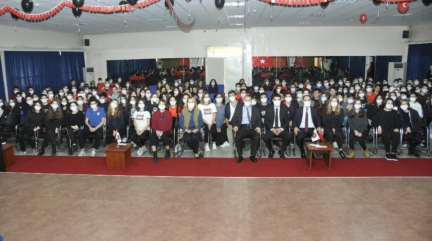 &Ouml;ğrenciler maske takarak, "l&ouml;semi bulaşıcı değil, iyilik bulaşıcıdır" mesajı verdi