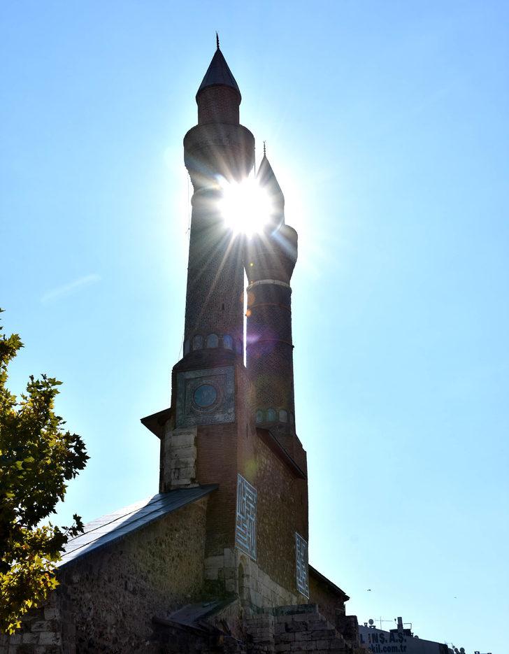 Çifte Minareli Medrese'nin altında gizli geçit mi var? G2