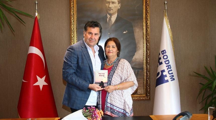 Yeni yazdığı şiir kitabını Başkan Kocadon&rsquo;a hediye etti