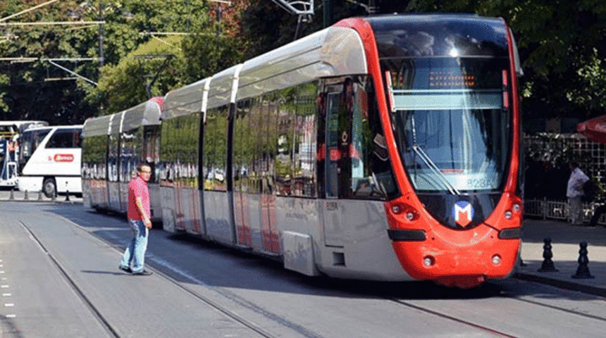 Beyazıt'ta tramvay raydan çıktı!