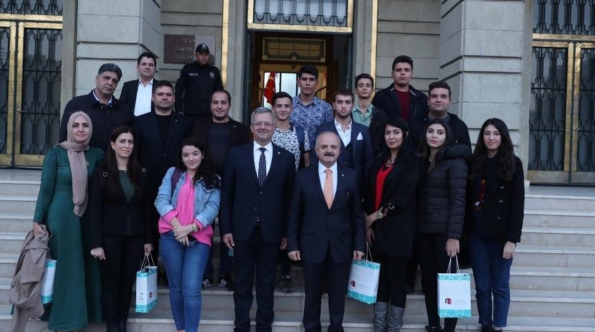 Vali &Ccedil;akacak, Mersin&rsquo;den gelen &ouml;ğrencileri kabul etti