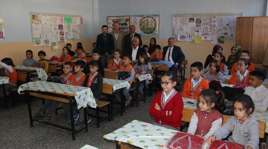 İhtiyaç sahibi öğrencilere mont yardımı