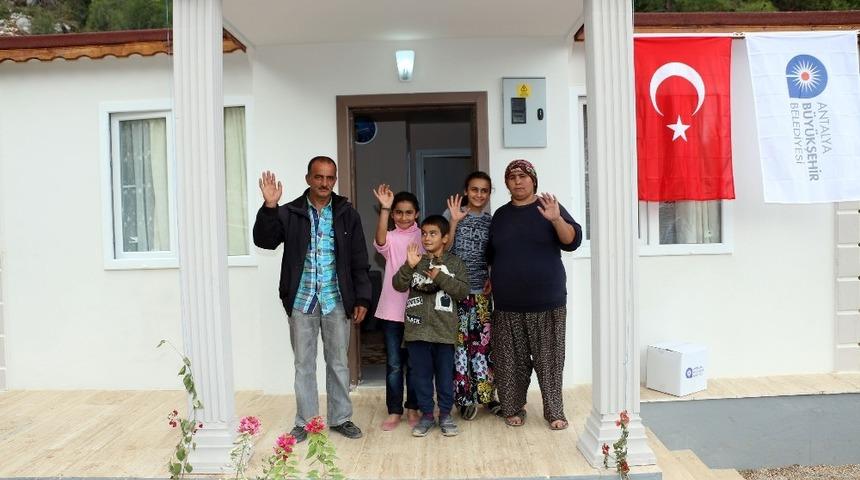 Barakada yaşayan 6 kişilik aile, yeni evlerine kavuştu