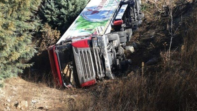 Şarampole devrilen tırın sürücüsü öldü