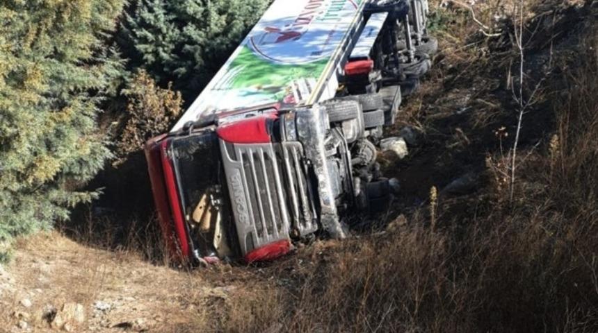 Şarampole devrilen tırın sürücüsü öldü