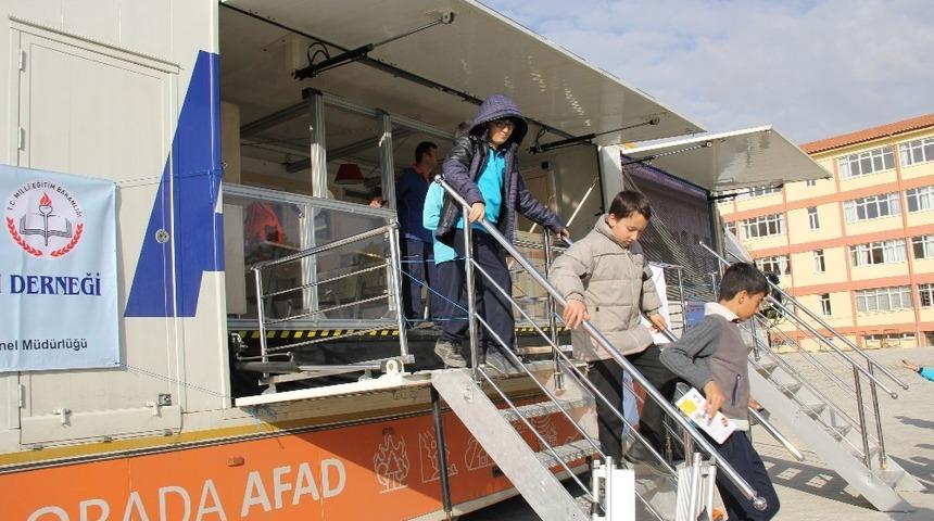 Deprem sim&uuml;lasyon tırı Darende&rsquo;de