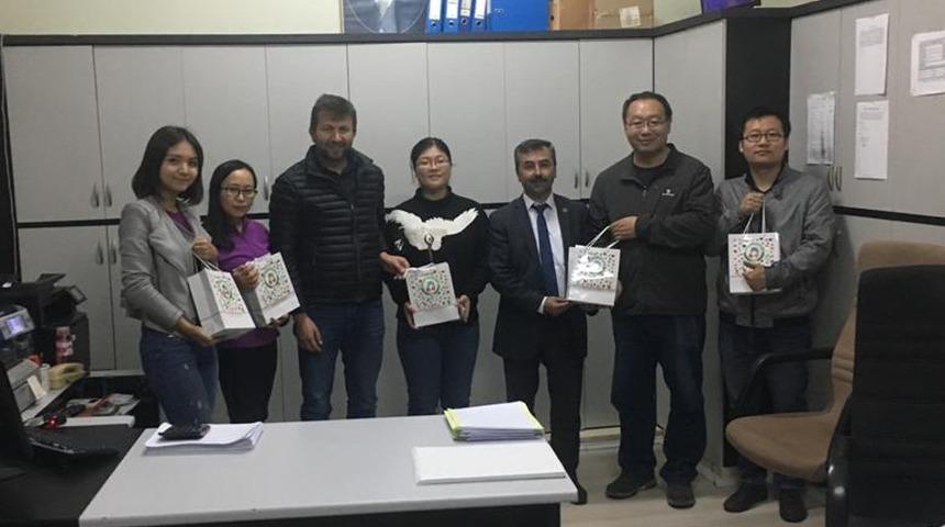 Çin heyetine organik vişne ürünleri hediye edildi