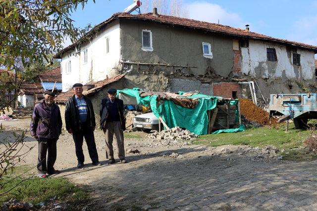 Kayıp Evrim'in serbest bırakılan annesi evinden çıkmadı