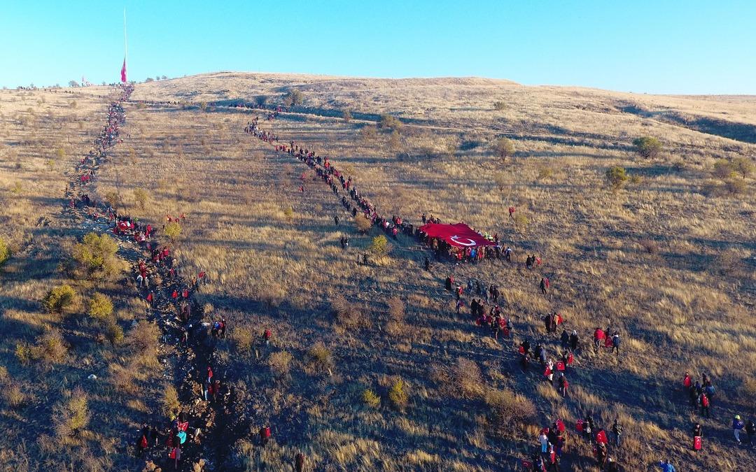 10 bin kişi atalarının izinden y&uuml;r&uuml;d&uuml;