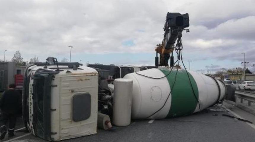 Sultangazi'de korkun&ccedil; kaza! Beton mikseri devrildi