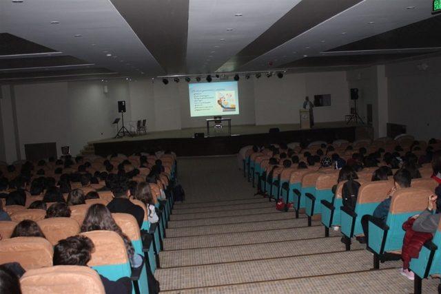 Ağız ve Diş Sağlığı Merkezi Başhekimi İlkay Akün, Kardelen Koleji’nde konferans verdi