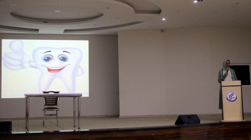 Ağız ve Diş Sağlığı Merkezi Başhekimi İlkay Ak&uuml;n, Kardelen Koleji&rsquo;nde konferans verdi