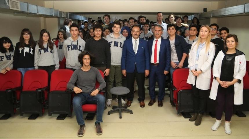 Başkan Cahan gen&ccedil;lerle tecr&uuml;belerini paylaştı