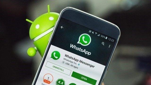 Herhangi bir konuşmada kişinin isminin üstüne tıklayarak daha önce beraber içinde bulunduğunuz bütün grup konuşmalarını görebilirsiniz.