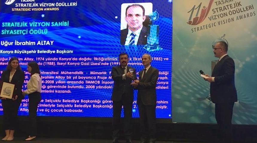 Başkan Altay&rsquo;a &ldquo;Stratejik Vizyon Sahibi Siyaset&ccedil;i&rdquo; &ouml;d&uuml;l&uuml;