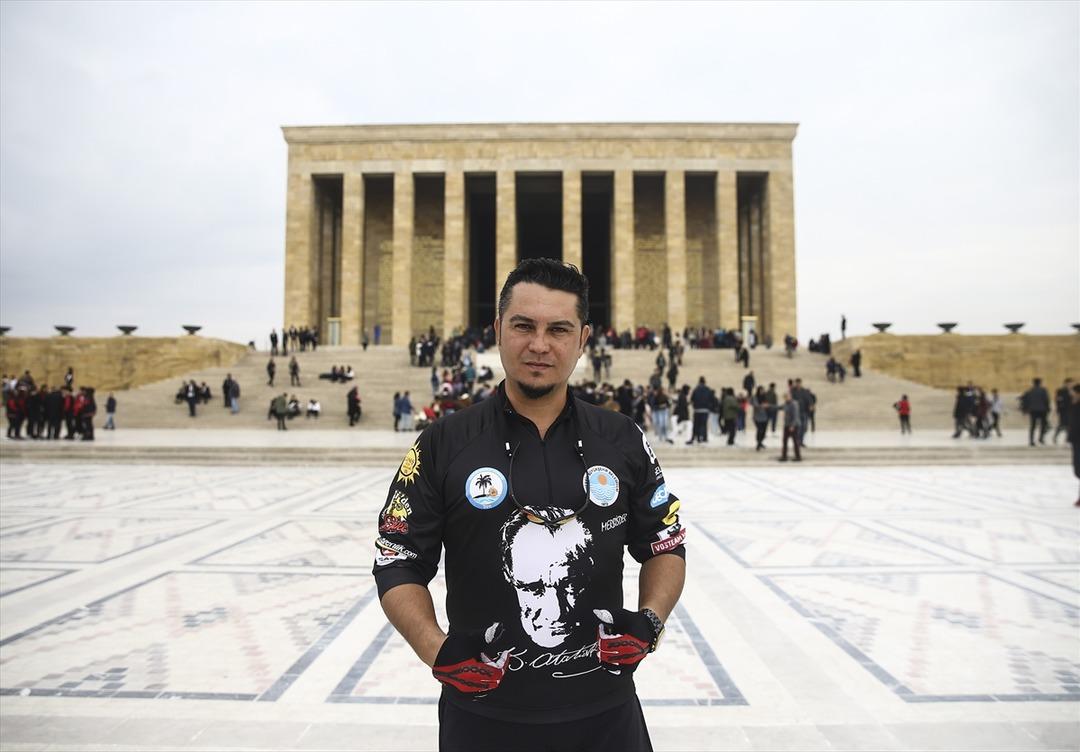 Anıtkabir'e gelmek i&ccedil;in 500 kilometre pedal &ccedil;evirdiler