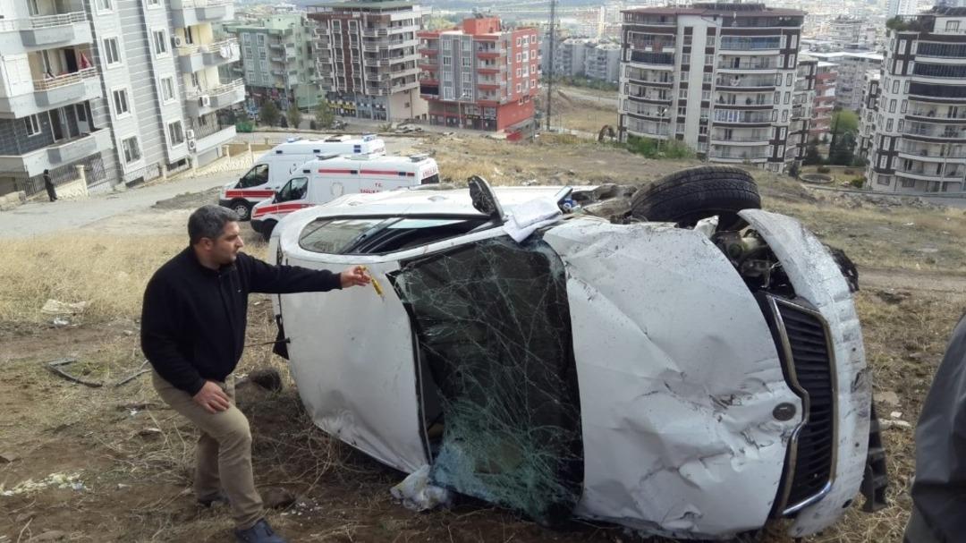 Otomobil devrildi: 3 yaralı