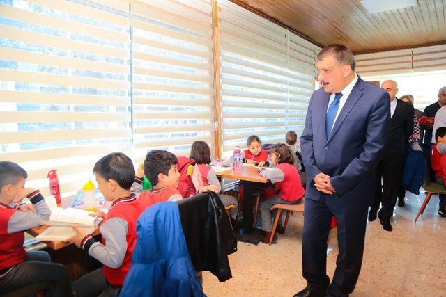 Başkan Gürkan, öğrencilerle kütüphanede buluştu