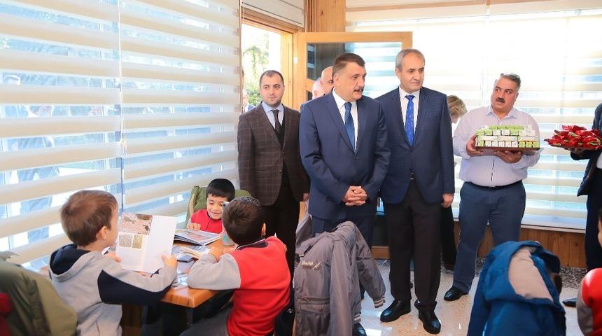 Başkan G&uuml;rkan, &ouml;ğrencilerle k&uuml;t&uuml;phanede buluştu