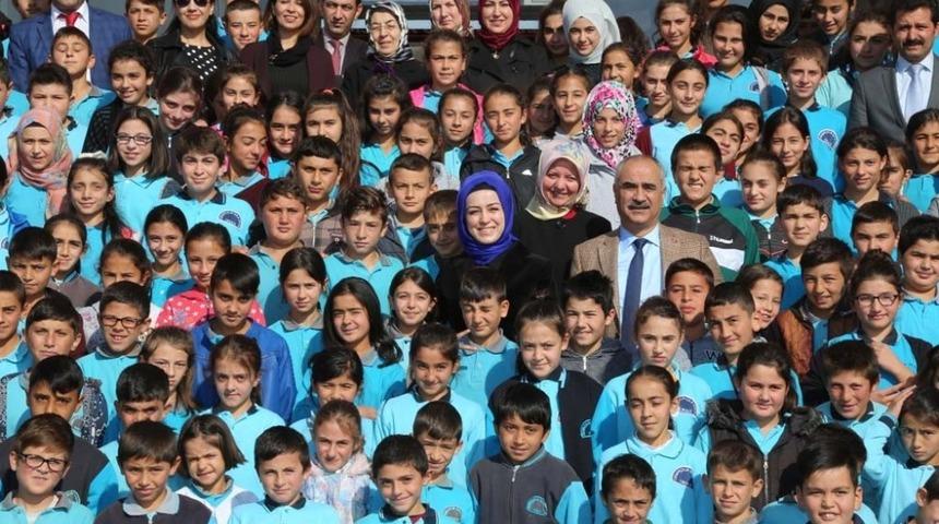 &Ouml;ğrencilerin y&uuml;z&uuml;n&uuml; g&uuml;ld&uuml;rd&uuml;ler