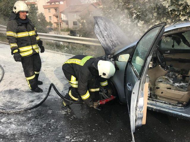 Motor kısmından yanan otomobil kullanılamaz hale geldi