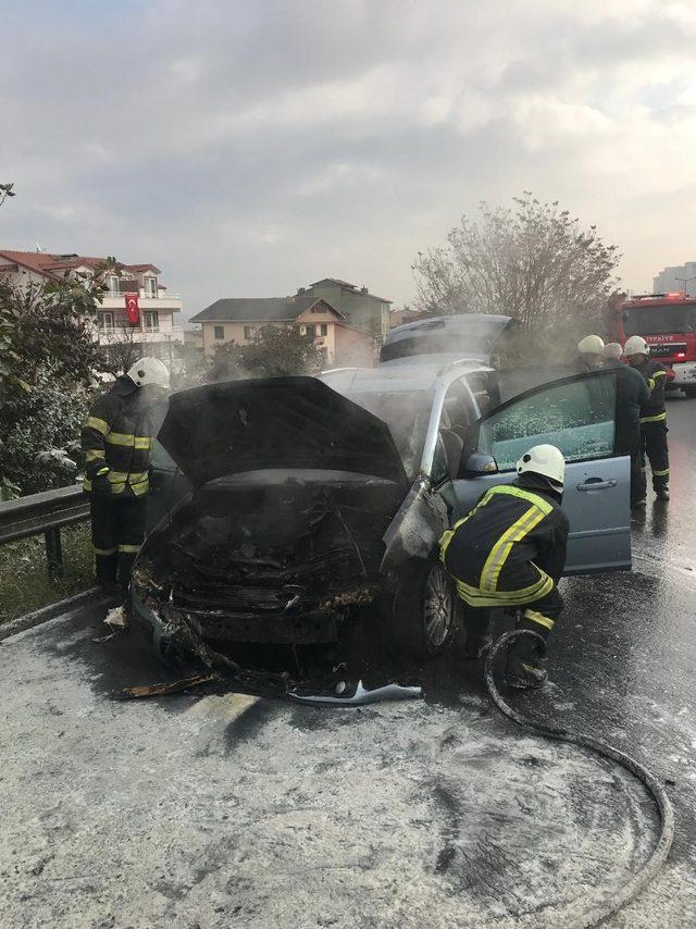 Motor kısmından yanan otomobil kullanılamaz hale geldi