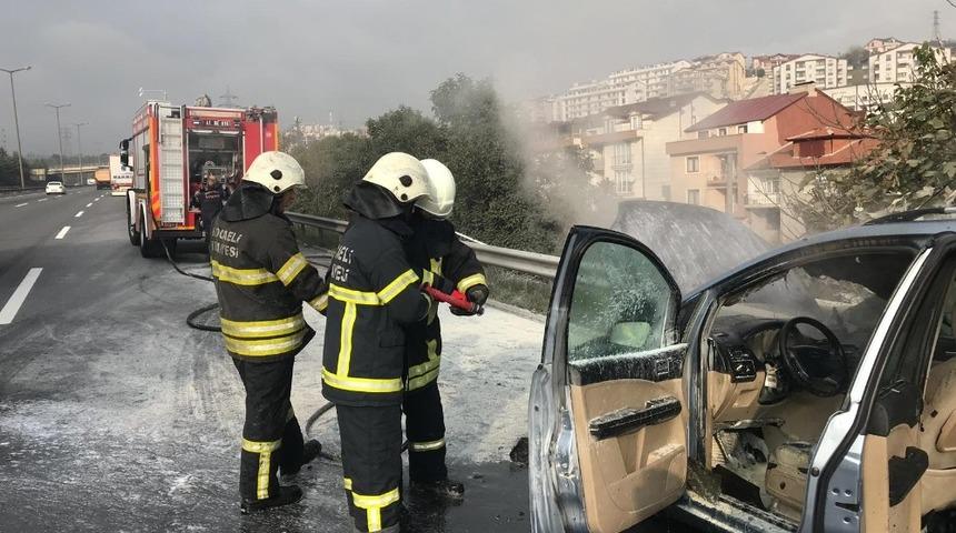 Motor kısmından yanan otomobil kullanılamaz hale geldi
