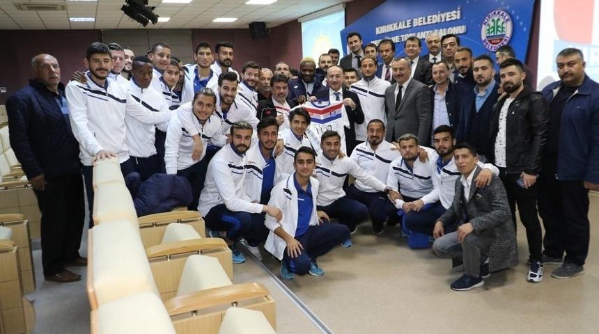 Kritik ma&ccedil; &ouml;ncesi Başkan Saygılı futbolculara moral yemeği verdi