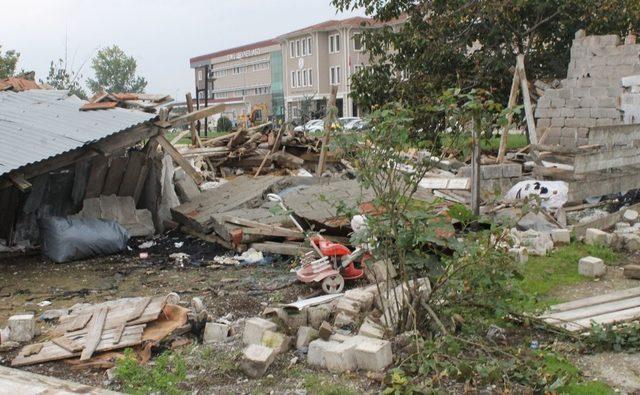 Bafra’da olaylı bir şekilde evleri yıkılan aile hukuk mücadelesini sürdürüyor