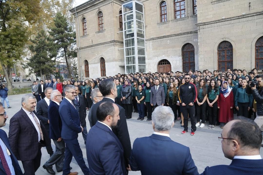 Bakan Sel&ccedil;uk Kayseri Lisesi Milli M&uuml;cadele M&uuml;zesini ziyaret etti