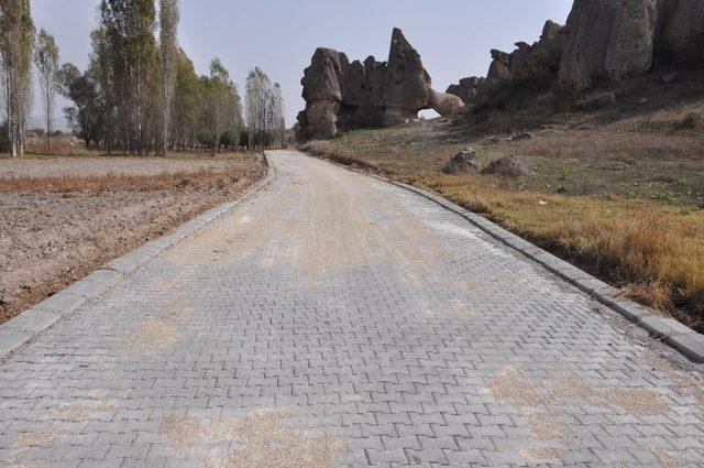 Frig Vadisi’nde yollar parke taşıyla kaplandı