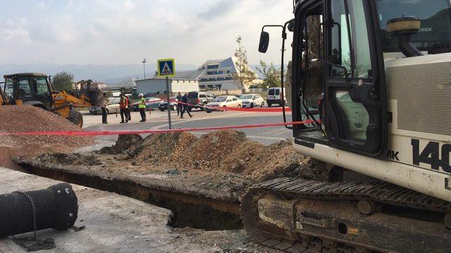 Göçük altında kalan işçi, yaralandı