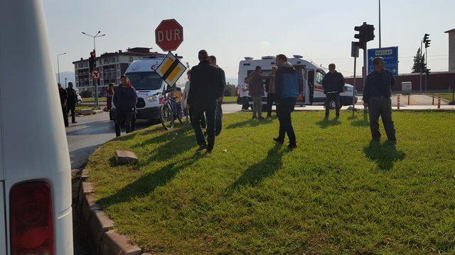 Edremit'te öğrencileri taşıyan otobüs, minibüsle çarpıştı: 9 yaralı
