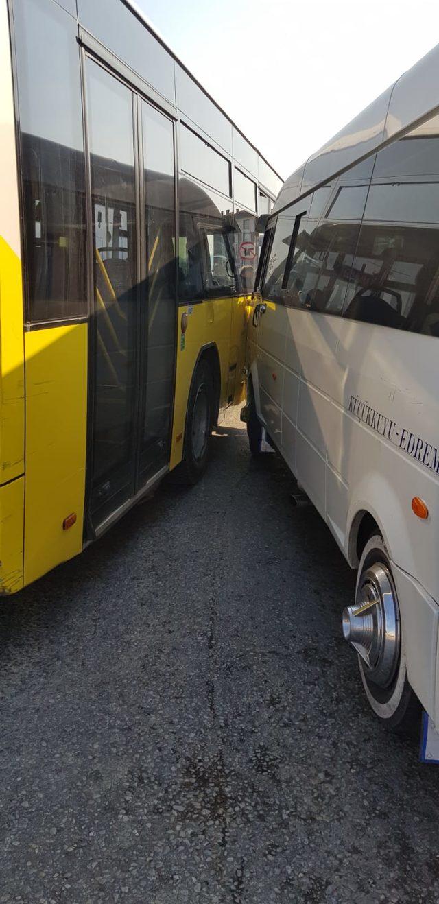 Edremit'te öğrencileri taşıyan otobüs, minibüsle çarpıştı: 9 yaralı
