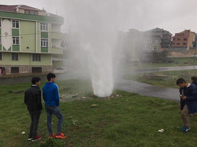 Arnavutköy'de patlayan su borusu merakı