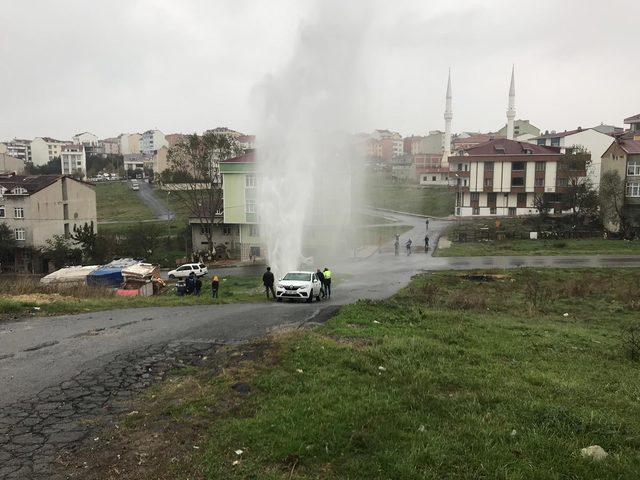 Arnavutköy'de patlayan su borusu merakı