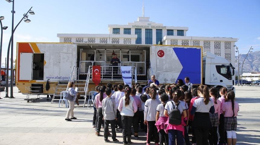 AFAD Deprem Sim&uuml;lasyon Tırı D&ouml;şemealtı&rsquo;nda