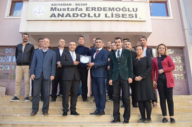 Mustafa Erdemoğlu Anadolu Lisesinden Müdür Demirel’e plaket