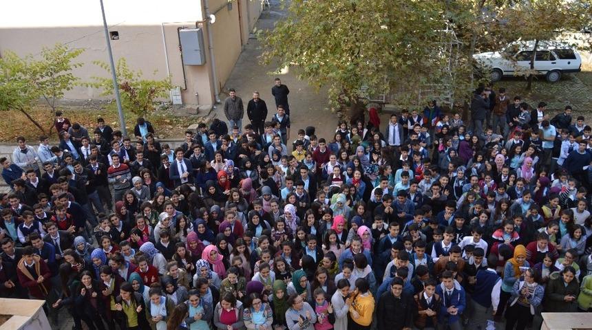 Mustafa Erdemoğlu Anadolu Lisesinden M&uuml;d&uuml;r Demirel&rsquo;e plaket