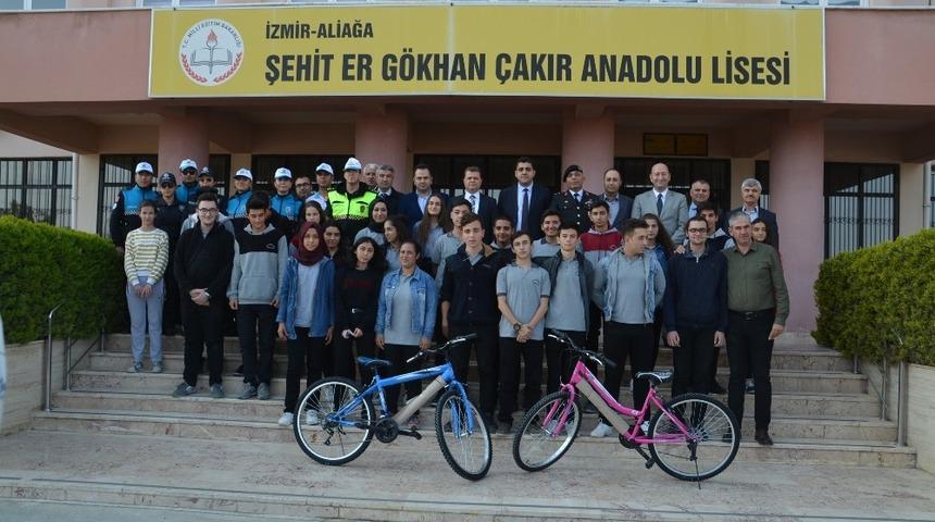Aliağa&rsquo;da &ouml;ğrencilere bisiklet